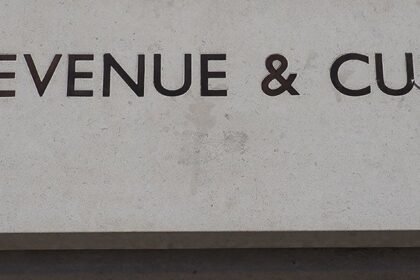 Fujitsu je u martama u martu užudio u 8 £ od 8 funti od HMRC-a, uprkos skandalu pošte