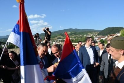 SRAMOTNA ‘PROSLAVA’ U VIŠEGRADU: Dodik i Macut vezali zastave na mostu Mehmed-paše Sokolovića, pridružila im se i radikalna Milica Zavetnica