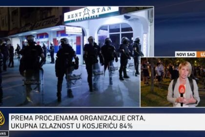 Građani Novog Sada ispred prostorija SNS-a, prisutne velike policijske snage