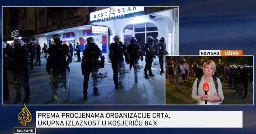 Građani Novog Sada ispred prostorija SNS-a, prisutne velike policijske snage