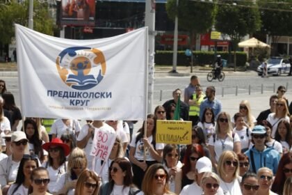 Predškolski radnici u Beogradu čitaju pet zahteva, studenti maratona prešli su najduži deo prema Briselu