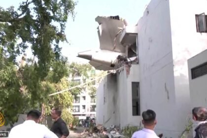 Stotine žrtava pada aviona u Indiji