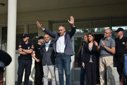 Zašto “papci” iz parlamenta RS nisu isti kao “papci” iz Teslića?