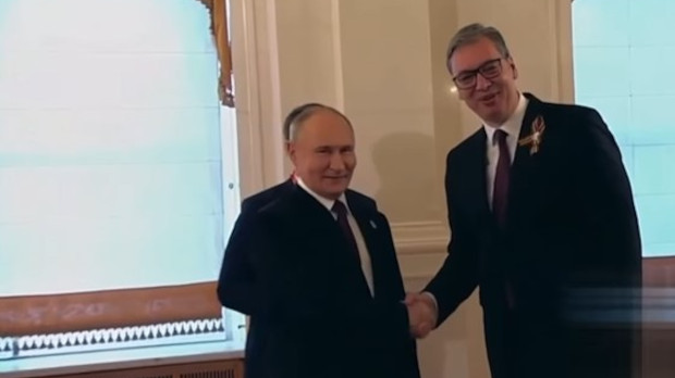 Svečana večera započela je u Kremlju, Putin je pozdravio predsjednika Vučića
