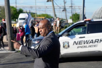 Gradonačelnik Newark Ras Baraka uhapšen za vrijeme ledenog centra protesta