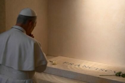 FOTO Dirljiv trenutak: Novi papa pomolio se na grobu svojeg prethodnika