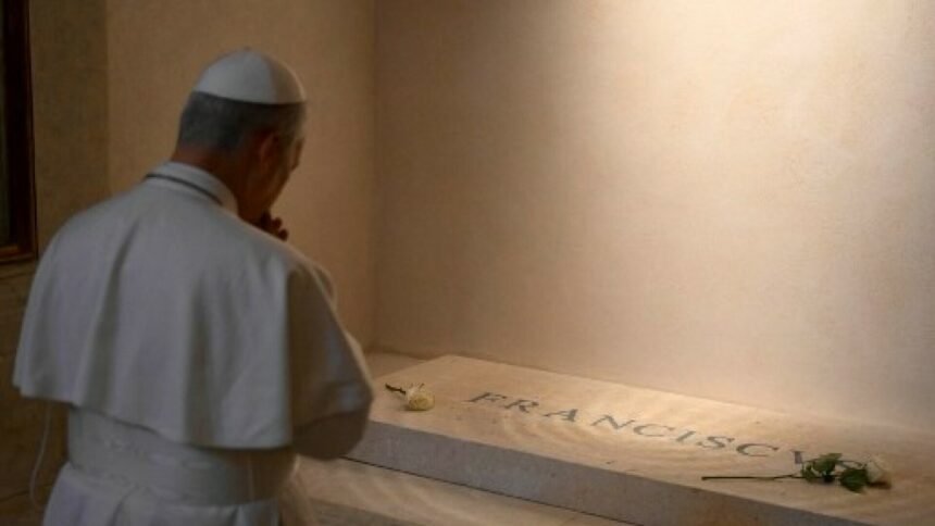 FOTO Dirljiv trenutak: Novi papa pomolio se na grobu svojeg prethodnika