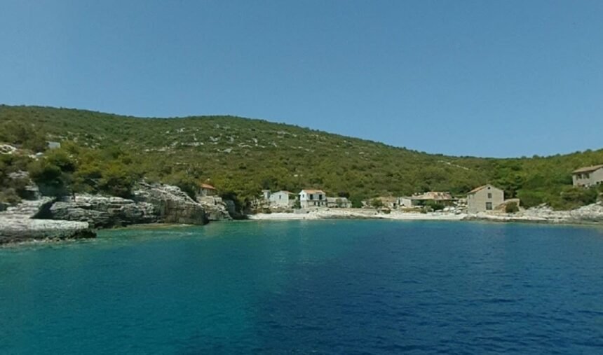 NJEMAČKI TURISTA NA VISU OTPLOVIO BARKOM, SUPRUGA SVE GLEDALA: Sada su našli tijelo