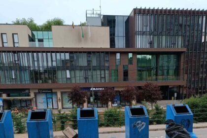 Smeće razbacano pored kontejnera prijeti zdravlju, komunalni radnici nemoćni
