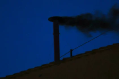 Crni dim iznad Sikstinske kapele, Papa nije izabran u prvom glasanju