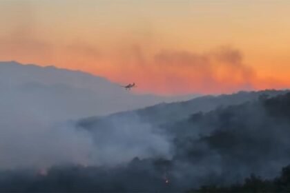DRAMA U HERCEGOVINI: Bjesni veliki požar u blizini granice, Air tractor pomaže u gašenju…