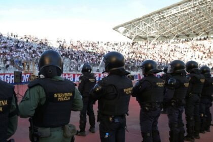 Policija u akcij nakon utakmice: Izbili neredi, privedeni deseci, ozlijeđeni policajci