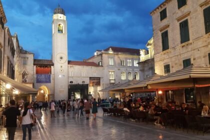 Hrvatski konobari kritiziraju turiste: Najgori su im Slovenci a najbolji Srbi. Evo šta kažu za Bosance