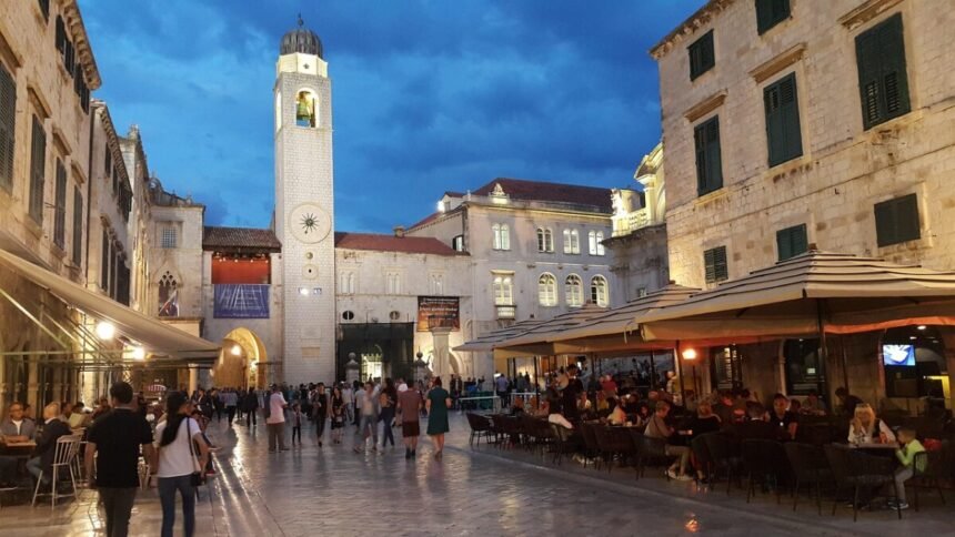 Hrvatski konobari kritiziraju turiste: Najgori su im Slovenci a najbolji Srbi. Evo šta kažu za Bosance