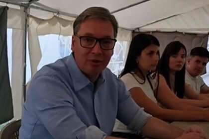 NIKO NE SMIJE DA IH BIJE, OSIM NJEGOVE POLICIJE: Vučić se javio iz Ćacilenda dok žandarmerija tuče građane Srbije (VIDEO)