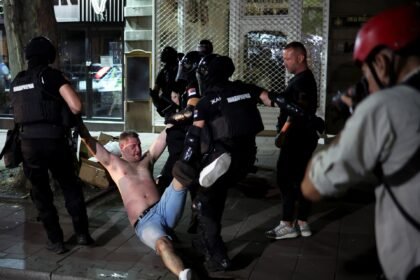 Demonstranti policajcima uzvikuju: Spustite štitove!