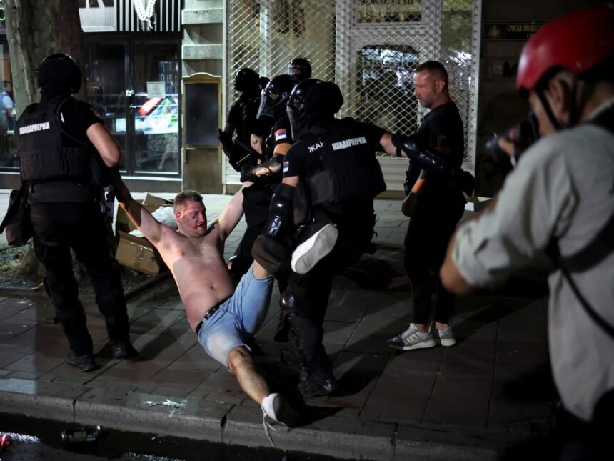 Demonstranti policajcima uzvikuju: Spustite štitove!