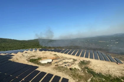 Zbog novog požara u općini Grude zatvorena cesta, vatra prijeti solarnoj elektrani