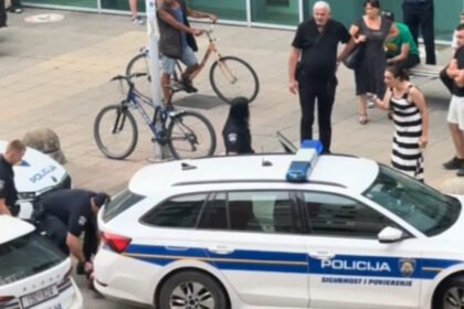 Snimljena policijska brutalnost: Službenici udarali mladića dok leži na podu