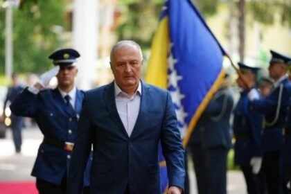 HELEZ OGORČEN PRESUDOM SUDA U BEOGRADU: Nema nikakve razlike u politikama Miloševića, Karadžića i Vučića!