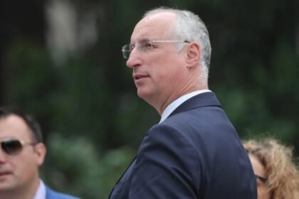 BIVŠI GRADONAČELNIK SPLITA U NEVJERICI: ‘Dok se u svijetu priča o budućnosti, kod nas milion članaka o Thompsonu’