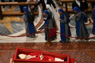 Hiljade više čekanja da vidi papu Francis na drugom danu laganja u državi