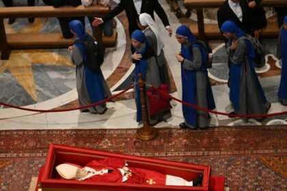 Hiljade više čekanja da vidi papu Francis na drugom danu laganja u državi