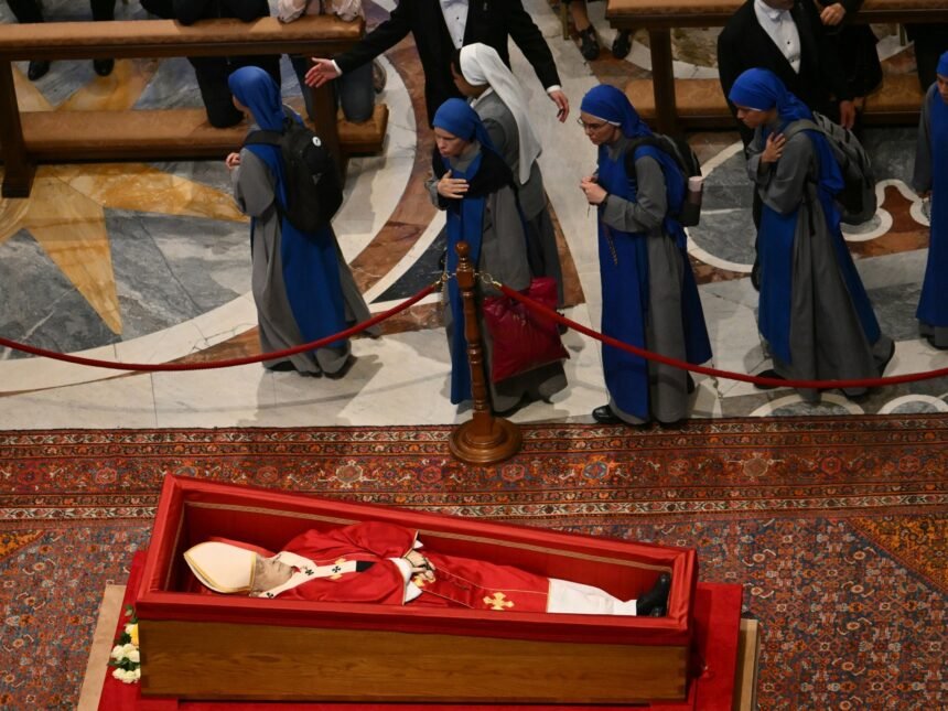 Hiljade više čekanja da vidi papu Francis na drugom danu laganja u državi