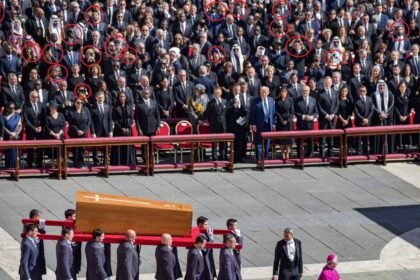 Sve zabilježeno fotoaparatom: Svjetski vođe na meti kritika zbog ponašanja tijekom pogreba pape Franje