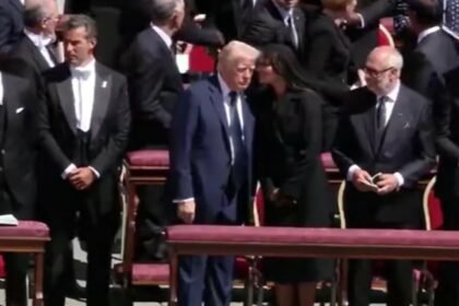 Čitačica s usana otkrila kako je Melania spasila Donalda Trumpa da se ne osramoti na papinu pogrebu