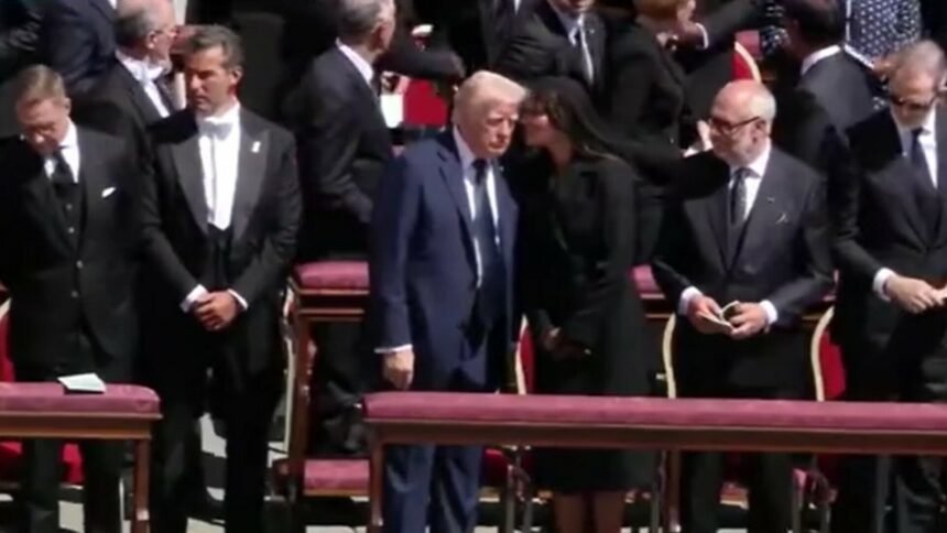 Čitačica s usana otkrila kako je Melania spasila Donalda Trumpa da se ne osramoti na papinu pogrebu