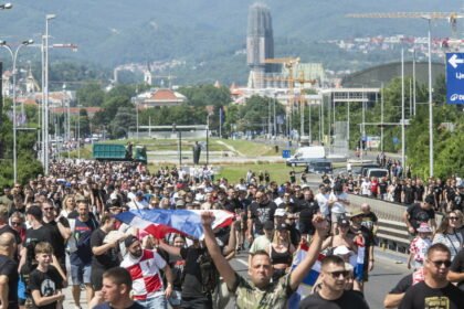 VIDEO Tisuće Thompsonovih fanova idu prema Hipodromu, nose i zabranjene simbole: “Sve snimamo, naknadno ćemo postupati”