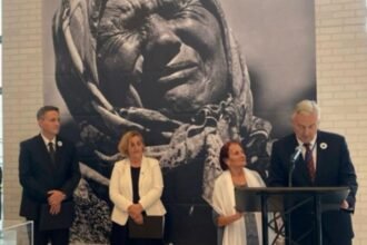 BOL SREBRENIČKE MAJKE PROLAMA SE SVIJETOM: Iskrivljeno lice Šuhre Malić s fotografije Almina Zrne predstavlja kolektivnu tugu nacije (FOTO)