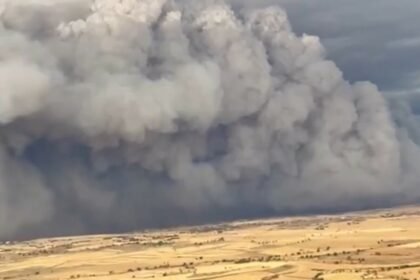 VIDEO Megapožar zahvatio europsku zemlju, a onda se stvorio moćan oblak: “Nadmašio je ljudske mogućnosti”