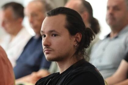 Možete li pogoditi čiji je ovo sin? Slika je i prilika svog oca pjevača, a i sam je glazbenik