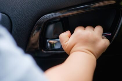Umro dvogodišnjak kojeg je otac zaboravio u autu: Temperatura u kabini bila iznad 50 stupnjeva