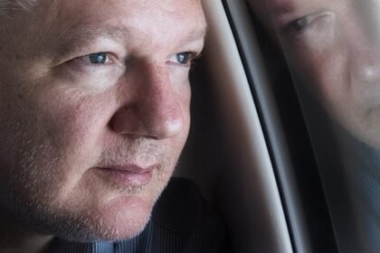 Godinu dana od kada je oslobođen, Julian Assange još uvijek žrtva državne tajne