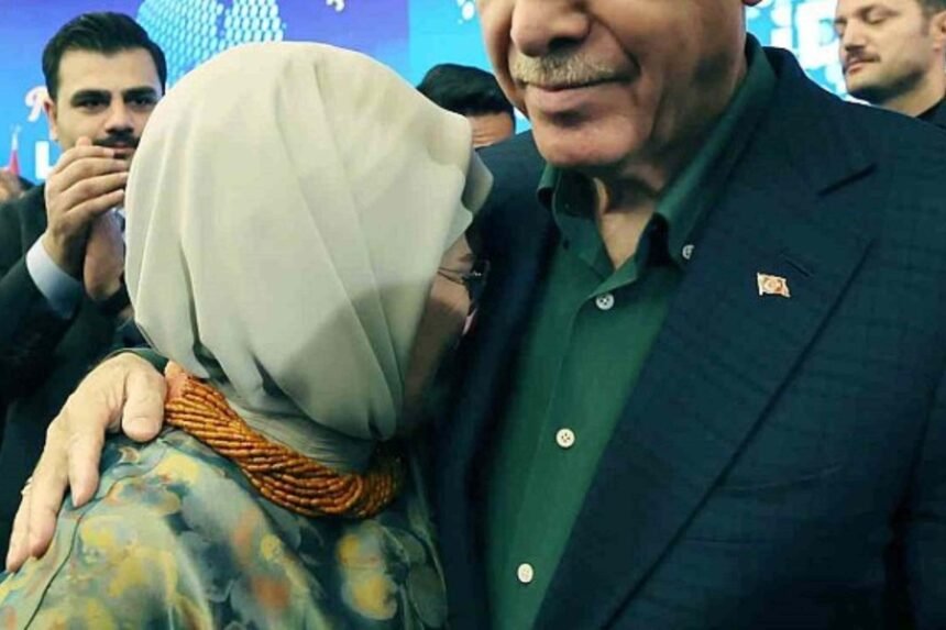 ZAGRLILA GA I ZAPLAKALA: Emine Erdogan ‘preplavile’ suze nakon govora supruga (VIDEO)