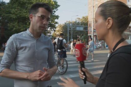 Blokade u cijeloj zemlji! Tijekom javljanja uživo u kadar upao nezadovoljni prosvjednik: “Komšo, slobodno dođi da pričamo”