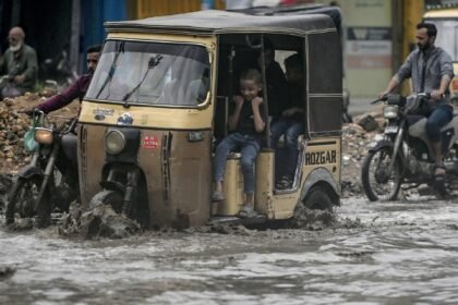 Naplata smrti se diže nakon što pakistan pogodi bljeskalice poplavama i teškim kišama