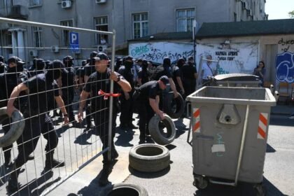 Nastavljaju se blokade po Srbiji, policija uklanja barikade:  SNS prostorije zatrpane smećem…