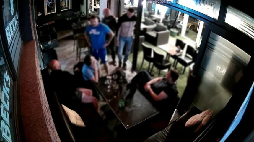 UZNEMIRUJUĆI VIDEO Širi se snimka brutalnog premlaćivanja muškaraca u kafiću u Zagrebu. Jedan je imao palicu