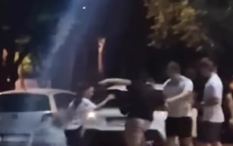 Pješak se potukao sa vozačem nakon što mu je zamalo pregazio dijete