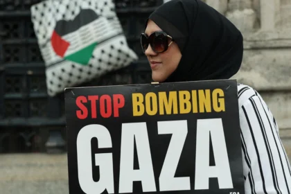 Palestinci u Gazi prosvjeduju sa slikama ubijene izraelske djece