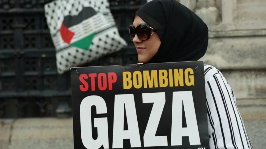 Palestinci u Gazi prosvjeduju sa slikama ubijene izraelske djece