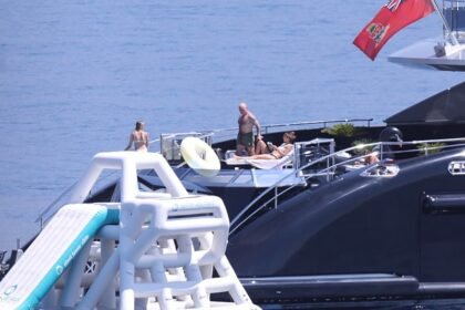 Joe Rogan sa porodicom ljetuje na Braču: Jahta koju je iznajmio košta 600.000 eura sedmično