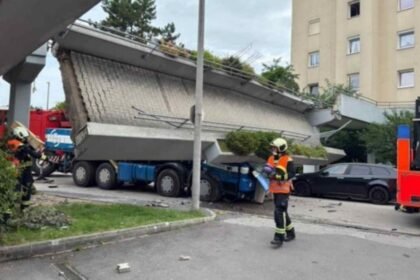 STRAVIČNO U LINZU: Most se srušio na kamion, teško povrijeđene dvije osobe