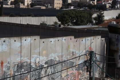 ‘Izgubio sam obje noge’: Palestinci skaliraju odvajanje zida za priliku za rad