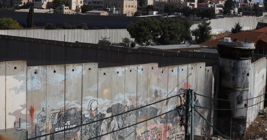 ‘Izgubio sam obje noge’: Palestinci skaliraju odvajanje zida za priliku za rad