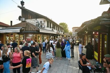 Brojni posjetioci iskoristili ugodnu ljetnu večer za šetnju Baščaršijom, u lokalima se traži mjesto više